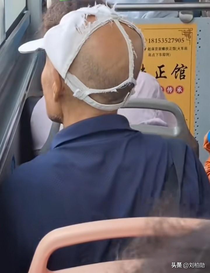 这大概就是传说中巴黎世家都得抄作业的“限腚丁字帽”吧！前面看着是个低调的鸭舌帽，