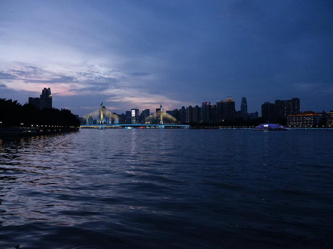 又是一个美美的蓝调之夜.拍摄于广州滨江东日落黄昏 富士GF35-70 广州·奈雪