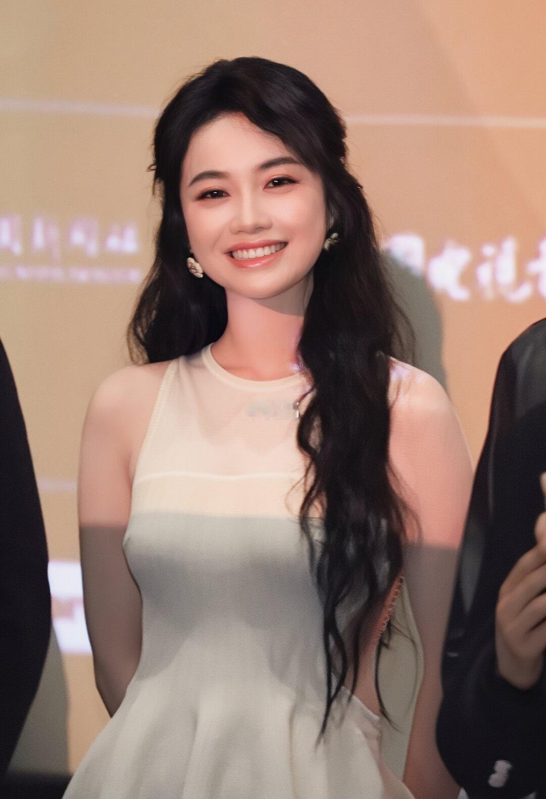 2026.04.16 恰同学少年北影节首映
美而萌之实录记[飞吻]
陶斯咏 盼荧