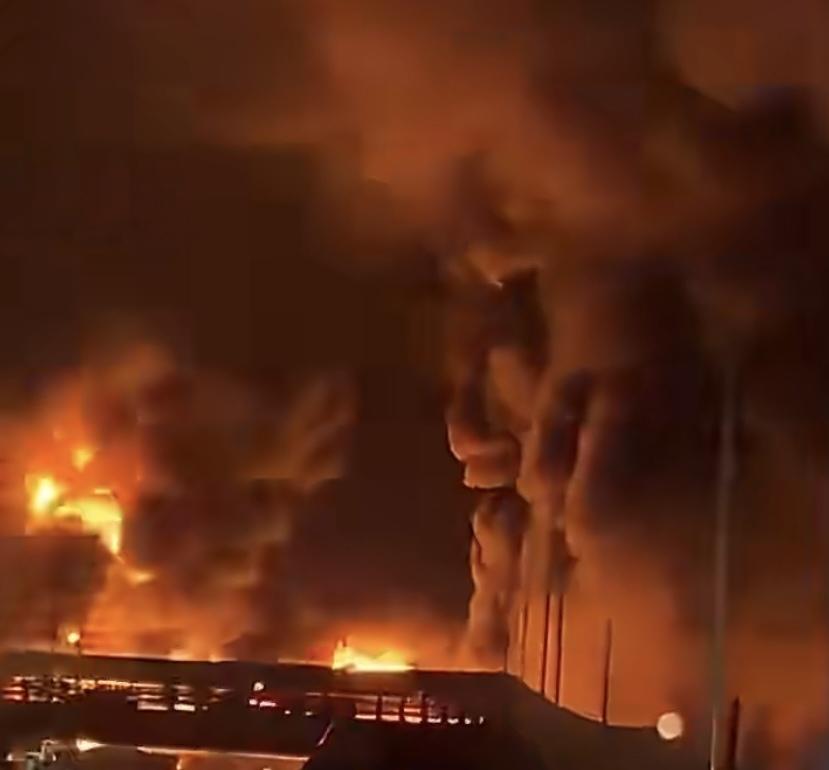 美国本来的目标就是瞄准伊朗的石油等能源，如今以军直接袭击伊朗能源基础设施，被坑惨