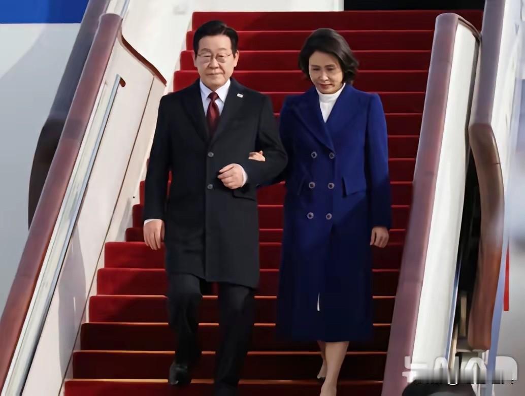 李在明的平衡外交！

才别东大，又去倭国，韩国总统李在明外交上玩起太极。
东大是