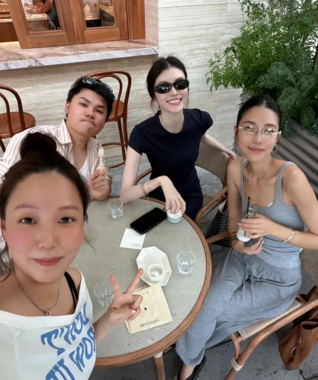 何穗晒出度假照片，阿那亚之行，玩得好开心，她的长相一般，不算是很出挑的，但是她身