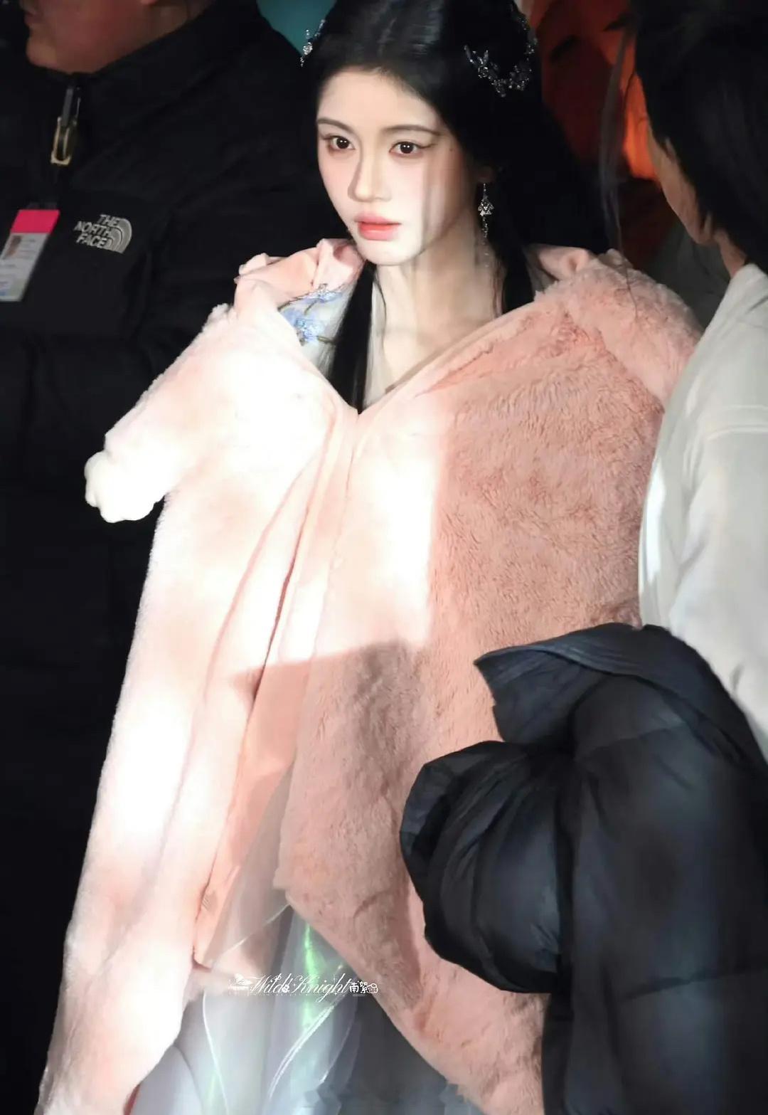 鞠婧祎月鳞绮纪露芜衣新造型路透🈶️粉粉嘟嘟的真可爱~[抓狂][舔屏][舔屏][