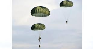 1953年，1800名国军伞兵跳伞后直接懵了：脚下等待他们的，为何是举着锄头的农