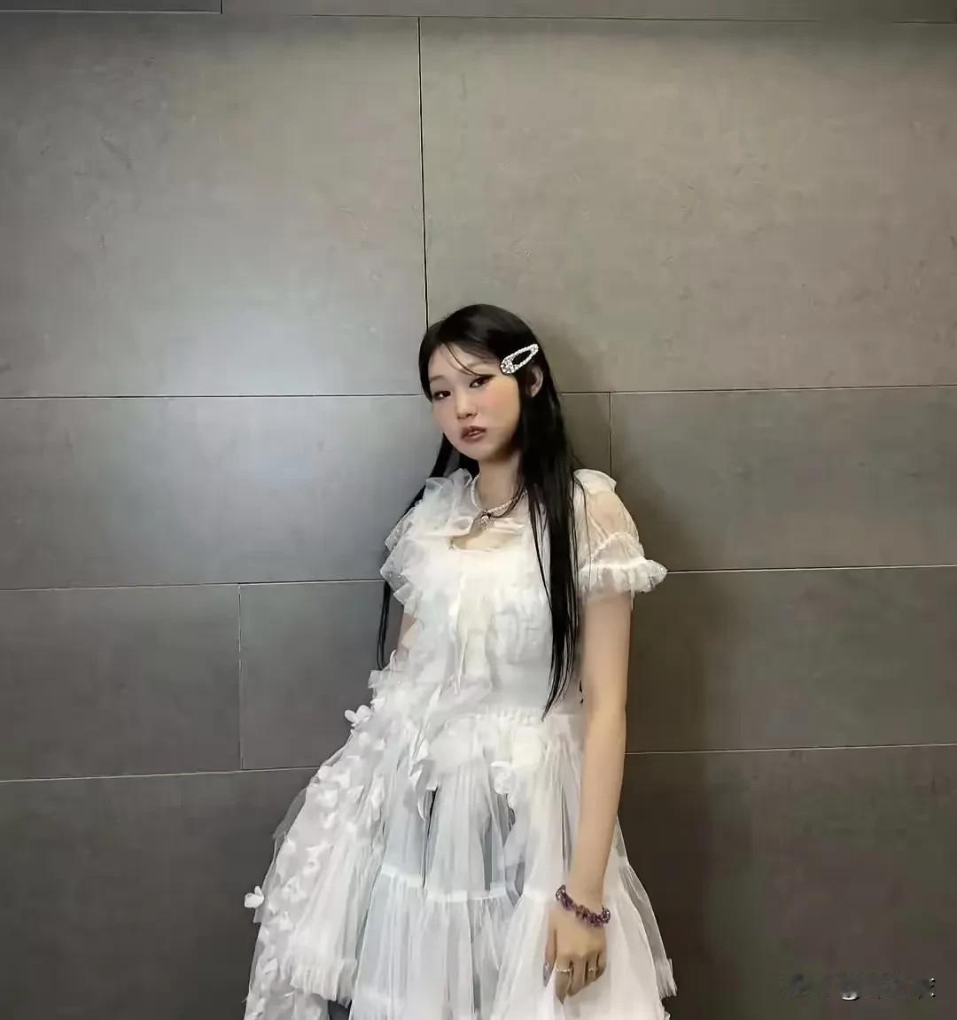 沈佳润据说要回国发展了，而有网友笑称说这是星二代的出口转内销，虽然但是让她回来发
