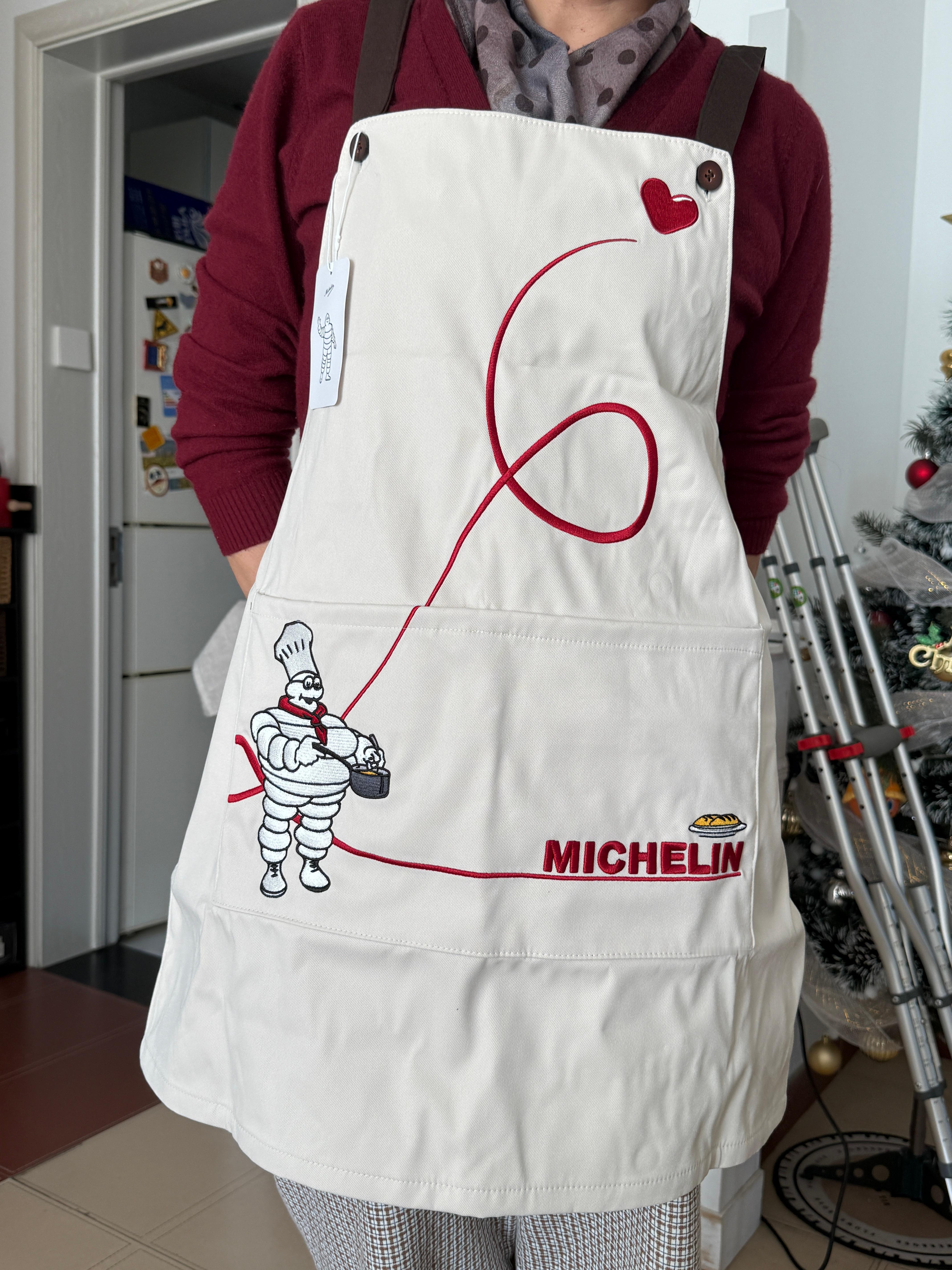 米其林送的围裙！给我妈穿上了！我说妈妈以后你做的都是米其林三星的饭，我妈说：“擦