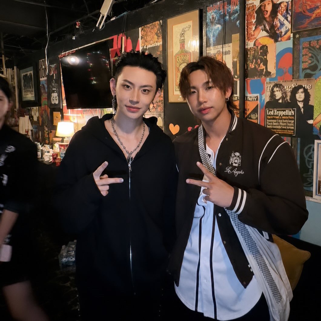 毒角show也来看小琳演唱会了 一张萌萌的合影小鬼王琳凯新专辑魁 😈小鬼把更多