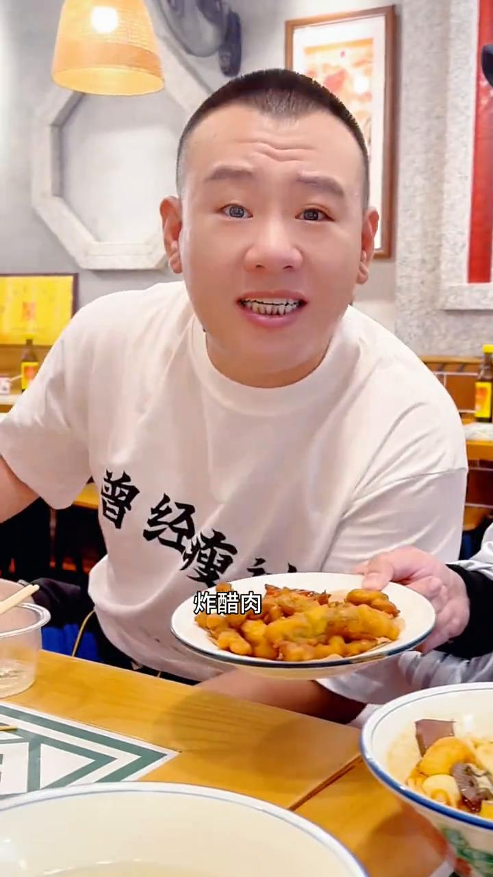 厦门。
这就是老厦门的炸酥肉、酥炸醋肉。厦门中山路必吃的好香里脊肉串。这就是传说