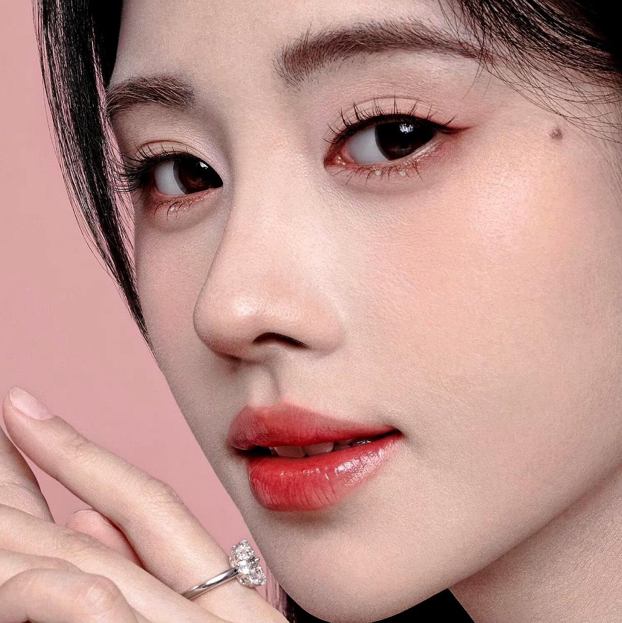 鞠婧祎的高清怼脸生图太牛了，妆容完美，脸上一点瑕疵都没有#鞠婧祎甜妹妆造# #鞠