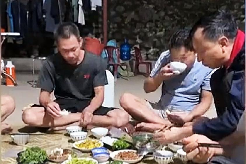 小松说大伯，想来工地，小叔说那就让他来住两天，大家都说你可别让大伯来，他身体那么