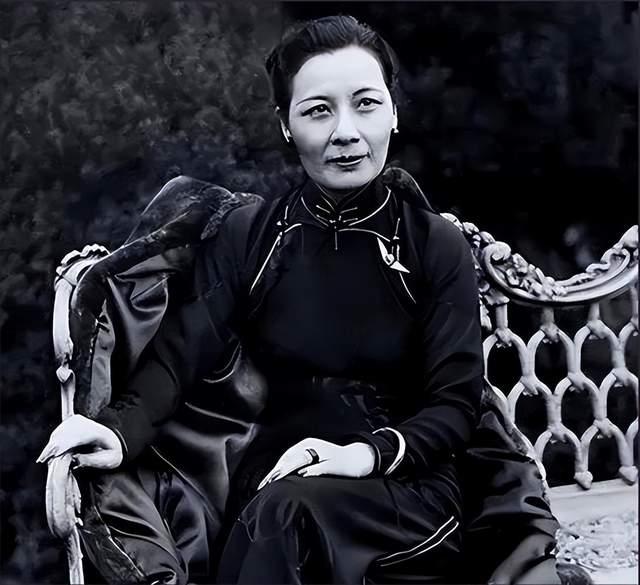 1943年河南饥荒饿死300万人，宋美龄在美国花援华贷款住顶级酒店。

1943