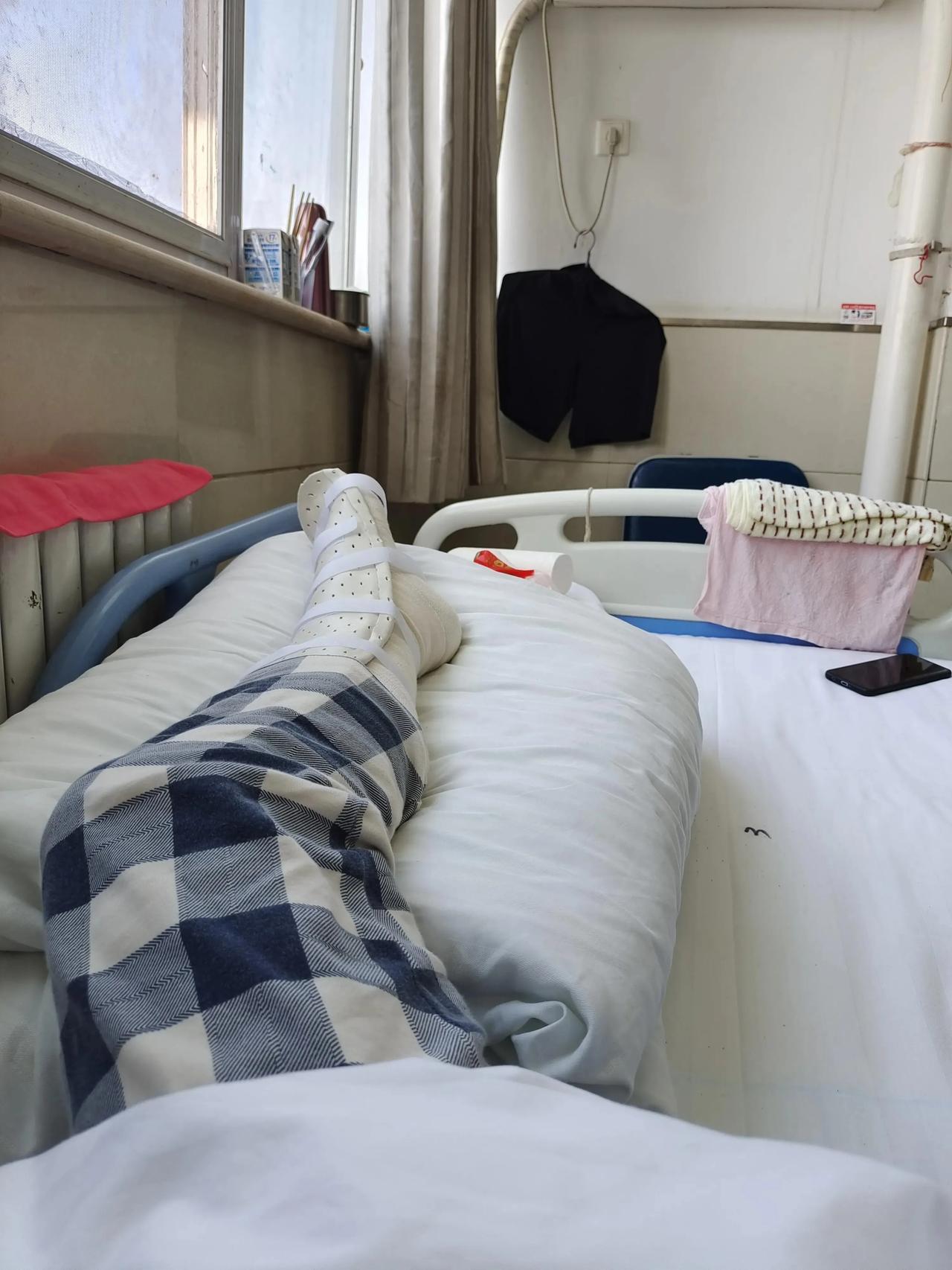 “人老色心不老！”山东德州，57岁大妈被52岁男子搂抱后，双方互持铁钎和铁耙对峙