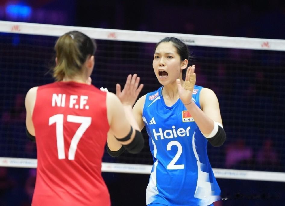 世界女排联赛南京站的比赛场上，虽然中国女排首战0:3完败给世界排名第15位的捷克