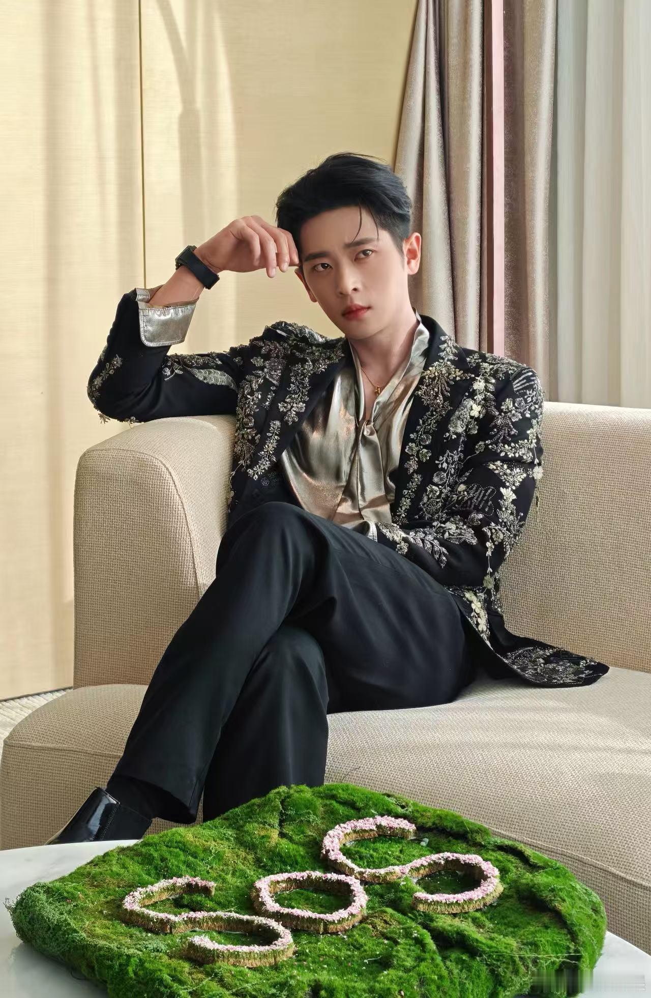 丞磊昨天男明星今天男大 谁懂啊！昨天还是西装革履的帅气男明星，今天换上卫衣就是清