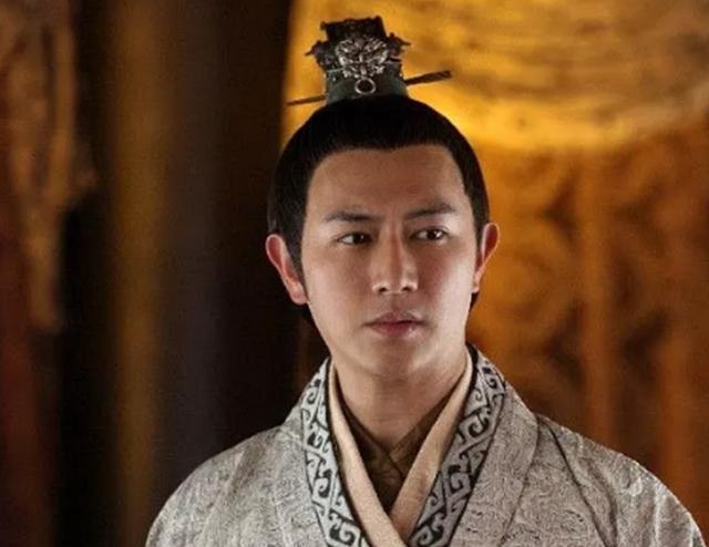 前157年，汉文帝刘恒临终前，紧紧抓住儿子刘启的手，咬牙切齿说：“朕这辈子最大的