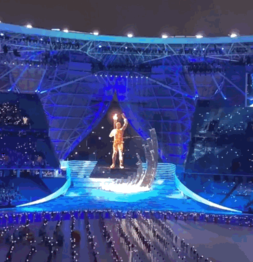 天呐，原来现场可以看到数字人点燃火炬，太酷啦，还以为是电视特效。但是火是怎么点燃