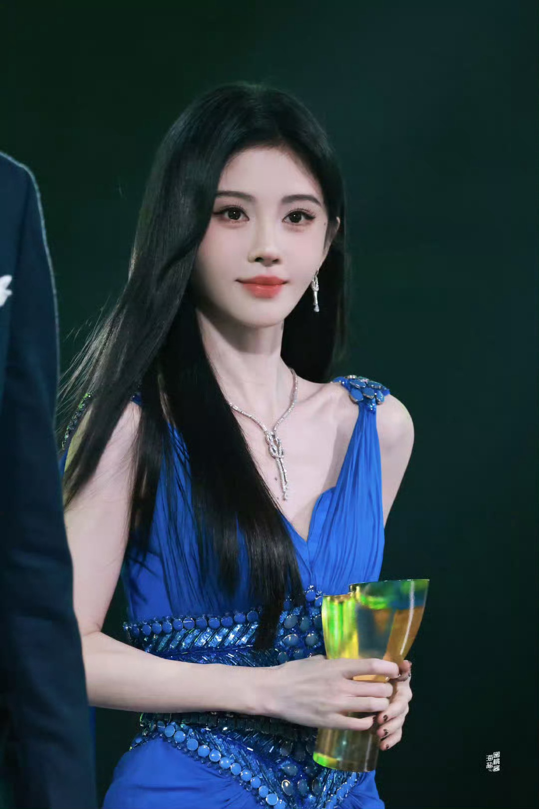 鞠婧祎犯困都有人仿妆模仿了每次活动都美美出圈   权威的一张脸