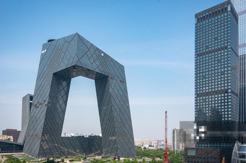 央视大楼，被俗称“大裤衩”，多年以后，央视大楼的洋人设计师“库哈斯”在国外媒体的