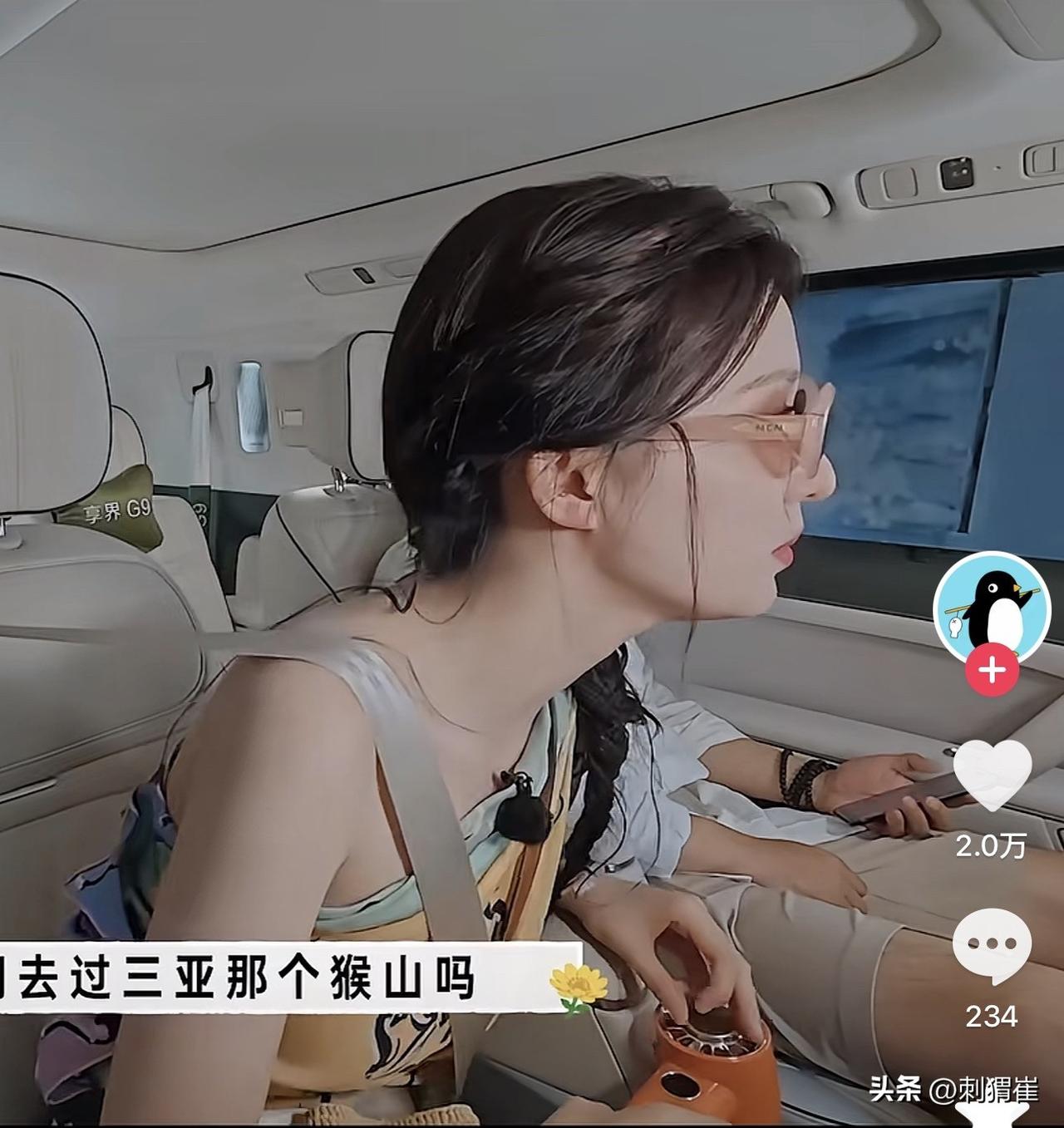 车里，王楚然问沈腾：“你去过三亚的猴山吗？”沈腾说：“去过啊。”王楚然想到了什么