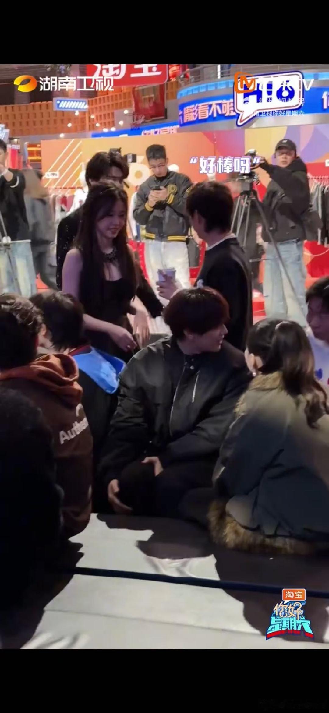 你好星期六全员看虞书欣林一跳舞reaction 你好星期六虞书欣林一是在舞台上闪
