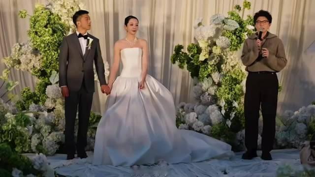 毛不易见证好友从校服走到婚纱。二十年知己，坦然送上祝福。婚姻不是人生必答题，却是二人崭新美好的开始，