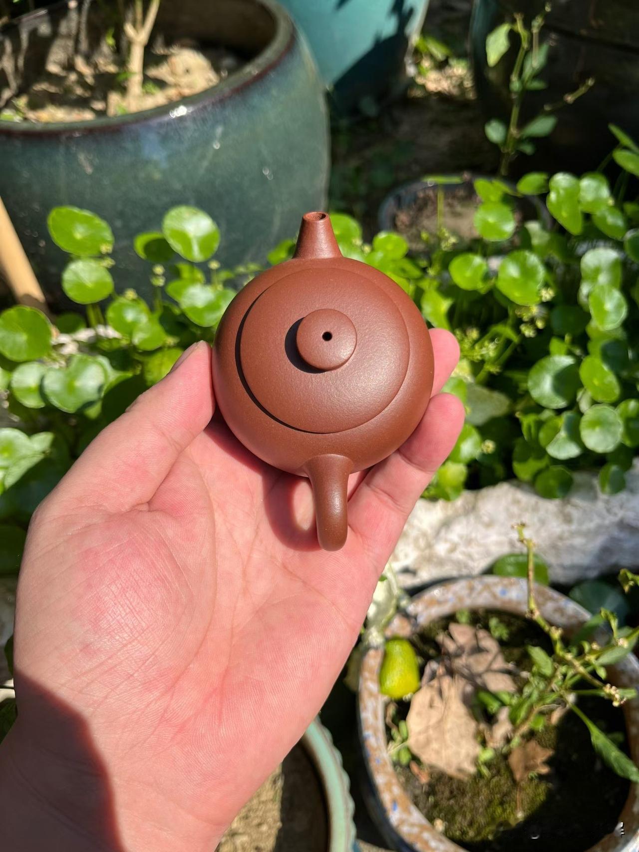 壶如其人。一把好壶，不仅有形，更有神。圆润处世，外柔内刚。 巨轮壶的壶身是一个饱