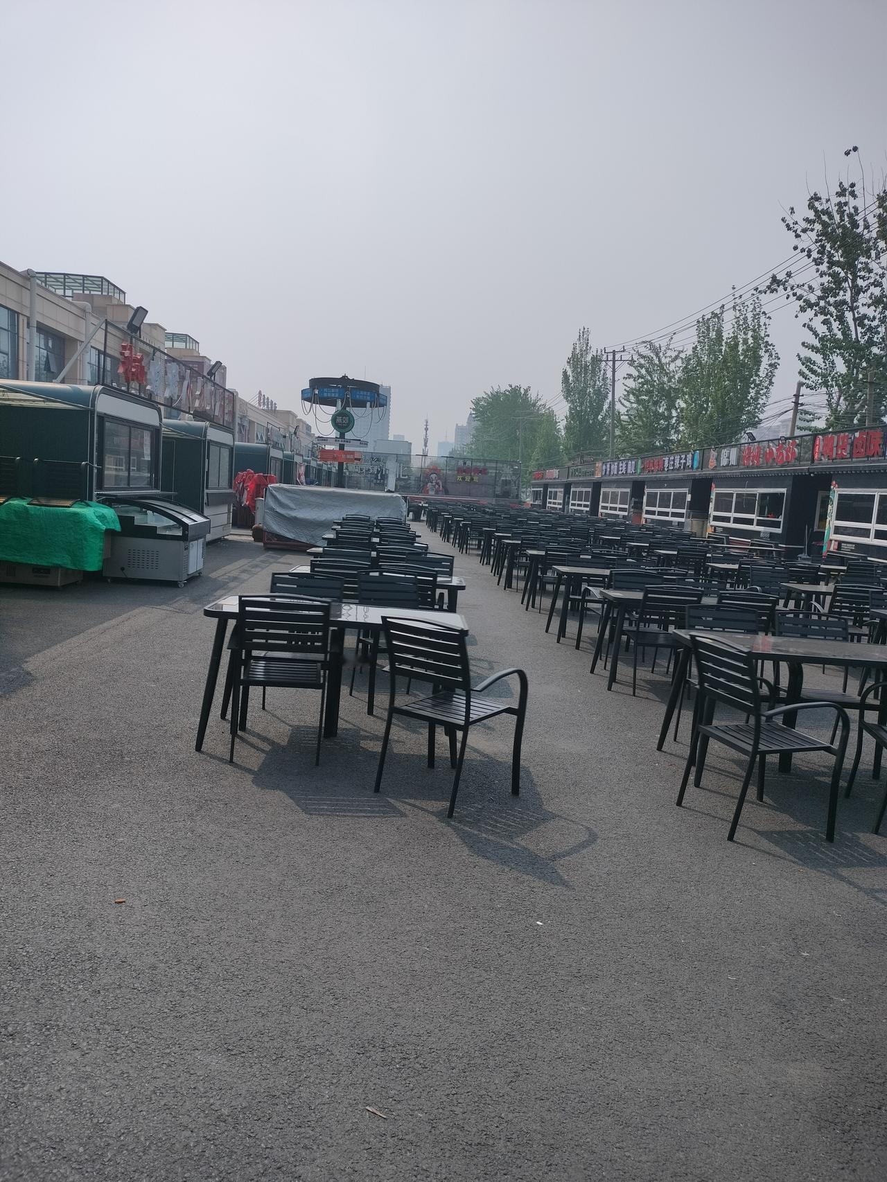 今天路过尚京广场，这里又搭起了美食一条街。
各种小吃摊陆续加入，既然天气暖和了，