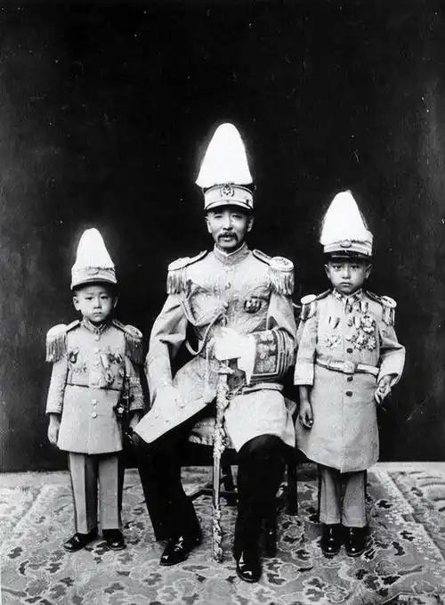 兄弟俩一个国民党一个共产党，他家一桌子吃饭，那就是半部民国史。
 
民国乱世里，