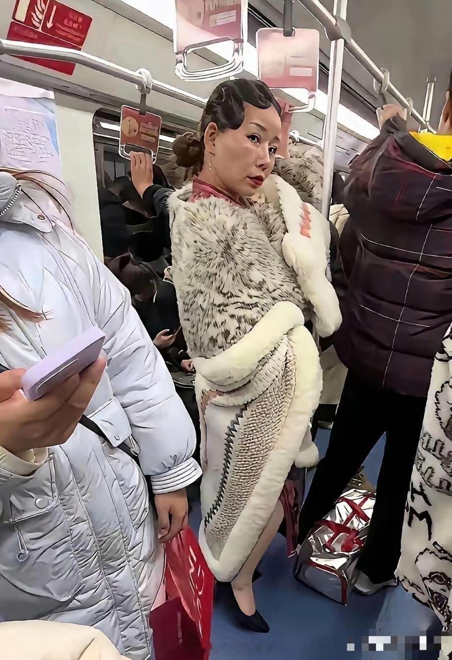 地铁里撞见个事儿。突然懂了啥叫不合时宜的精致。再贵的穿搭，得适配场合环境。精致用
