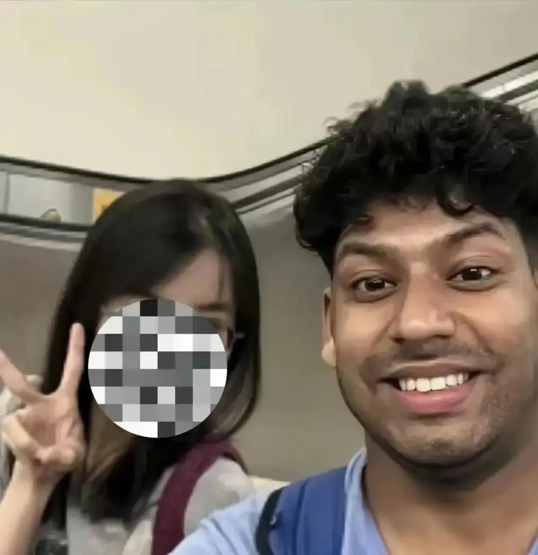 看到没！有些印度来博主开始炫耀了，炫耀刚来我国一个礼拜，就找到中国女朋友了！就问