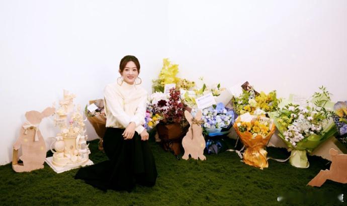 杨幂赵丽颖同款花束生日照，花束成为两人生日照中亮眼的共性元素，赵丽颖从花向朵生日
