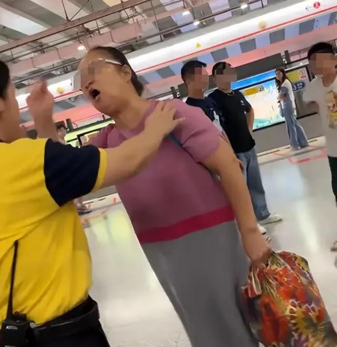 深圳地铁小姑娘的遭遇真是太让人气愤了！

7月22日19点左右，在广东深圳的地铁