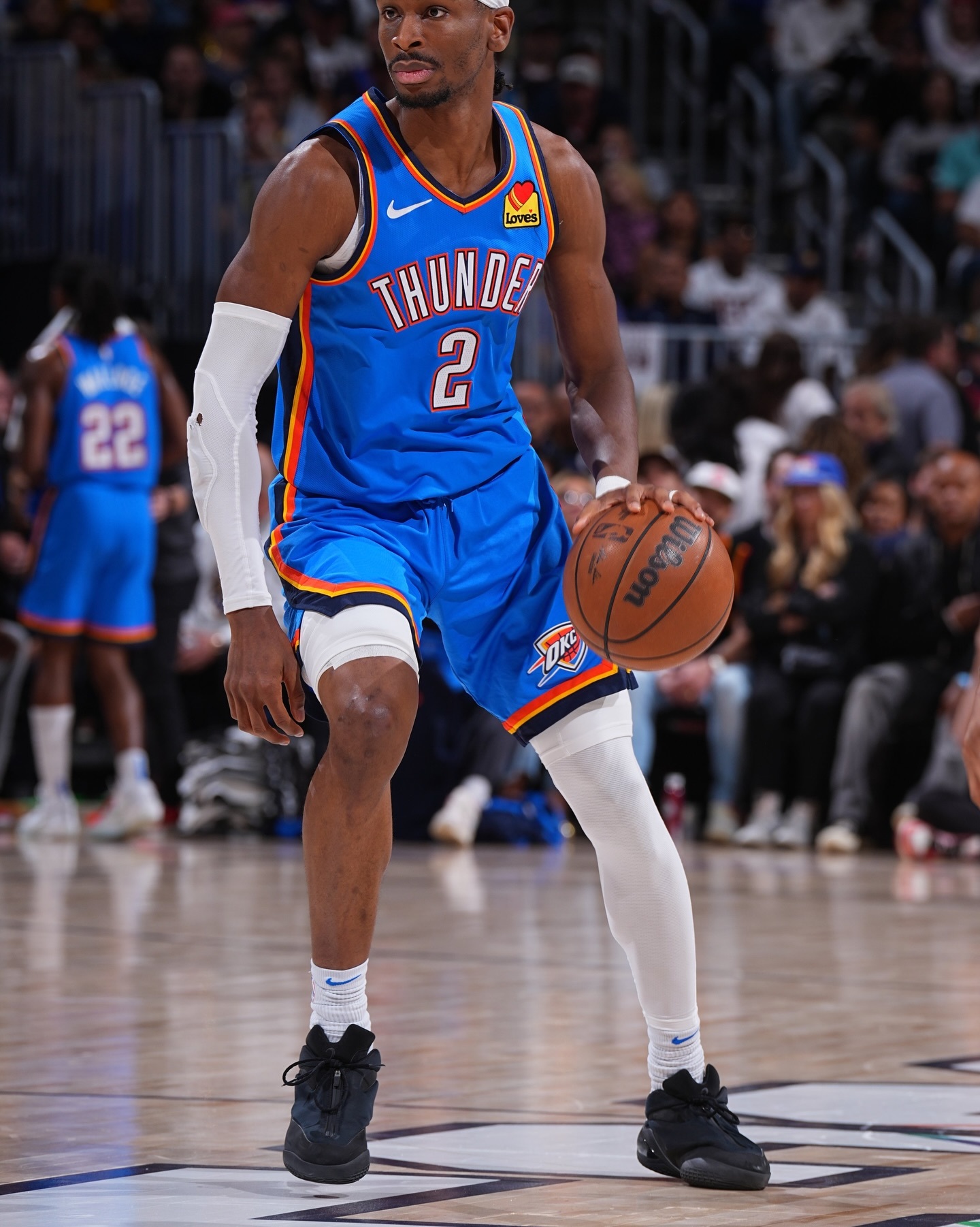 当裁判都穿上 SGA 的签名鞋时，雷霆赢球似乎也就顺理成章了——毕竟，连吹哨人都