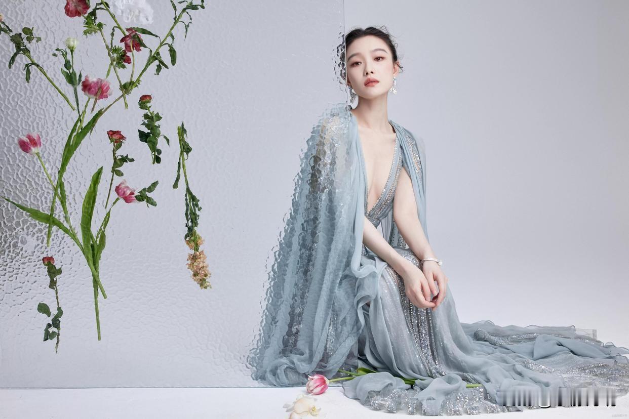 倪妮作品少的可怜，经常靠蹭红毯和拍写真吸引大众眼球。这不这次她又拍写真了，照片里