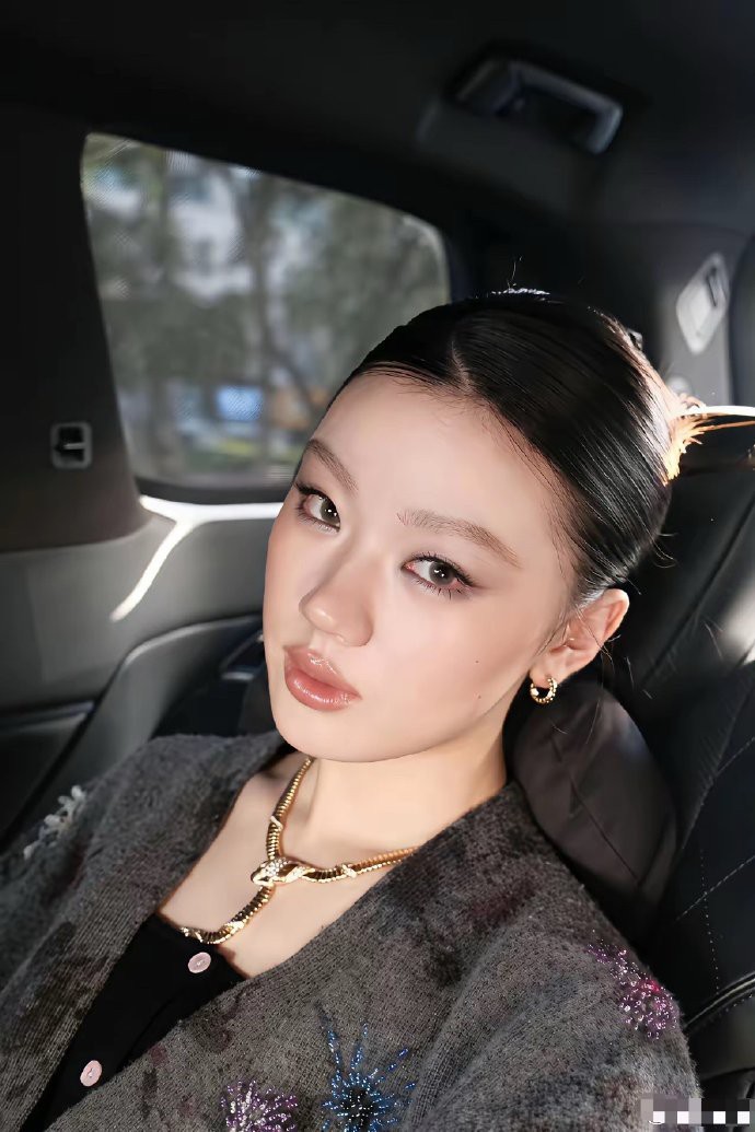 竟然有人说是单依纯唱火了李白…… 