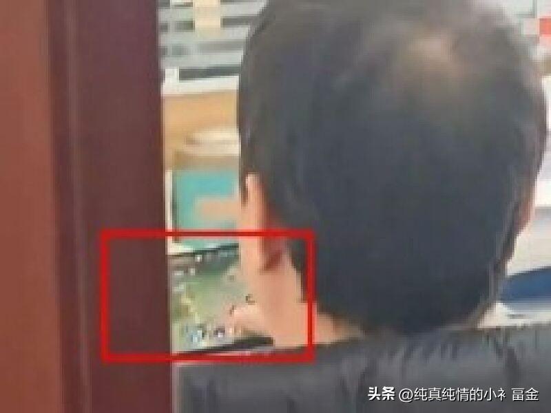 陕西洛南县交通局一职工上班打游戏并敷衍群众，官方核实后对其作出停职检查等处理，并