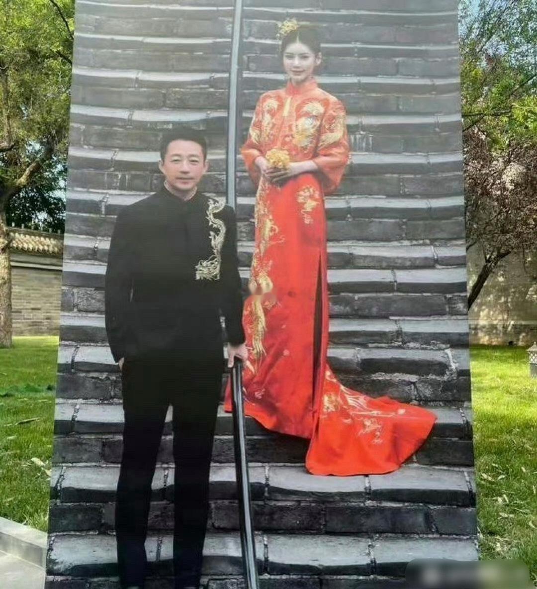 脑洞绝了！婚纱照还能这么拍，画面又好笑又诡异 