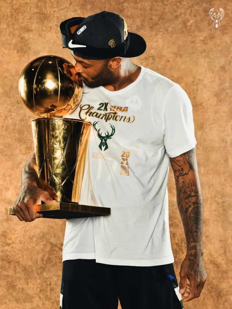 #火箭雄鹿致敬塔克# 斗士！昨天PJ-塔克通过个人社媒宣布从NBA退役。休斯顿火