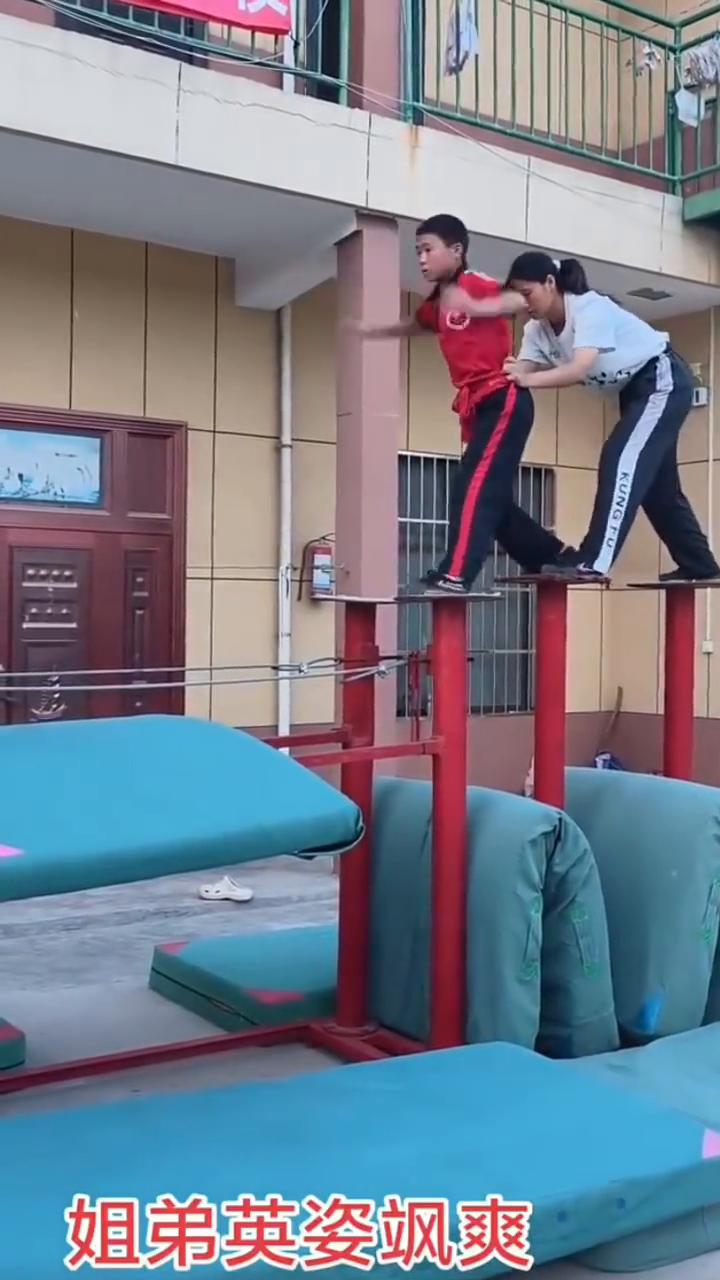 姐弟英姿飒爽。