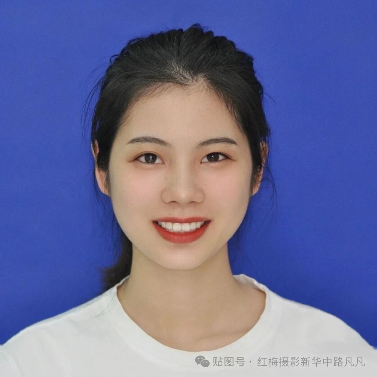一个微笑的女孩，背景是蓝色。