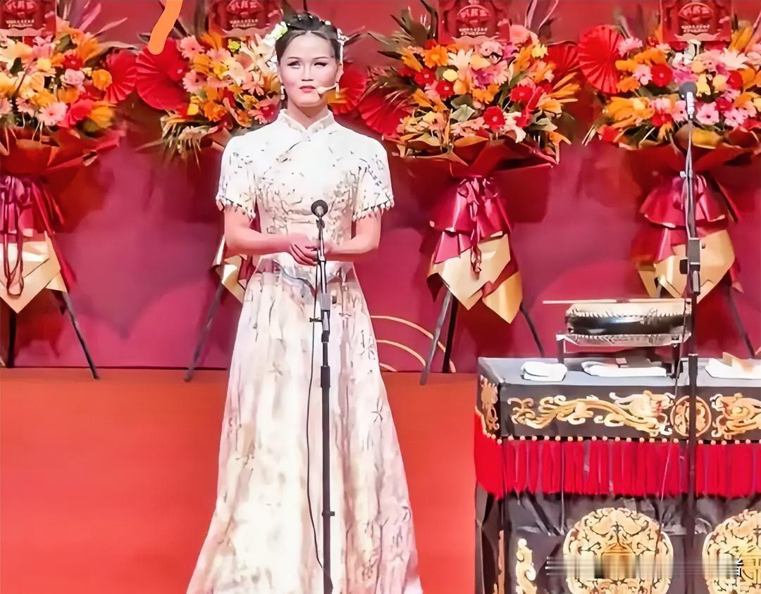 郭德纲亲自介绍的盲人女孩边玉瑶火了。在十二月九日天津德云社钢丝节上，郭德纲亲自登