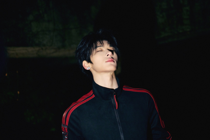 张峻豪右边到底有什么东西 张峻豪右边到底有什么东西SHUN不语只是一味展示帅气右