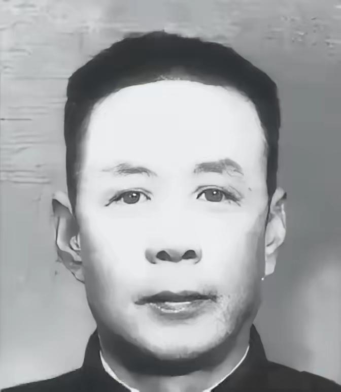 1939年，国军中将陈铁在山西设宴款待彭德怀，陈铁的夫人在倒茶时悄悄说道：“现在