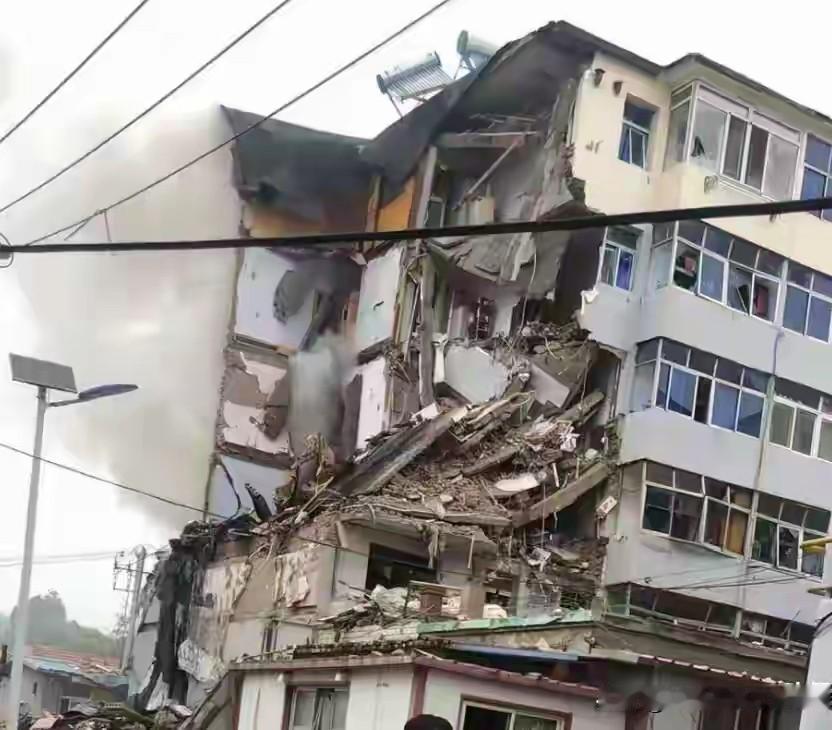 这种房子其实就用用电磁炉得了

住这样房子都提心吊胆的，你就是现在天然气吧，看着