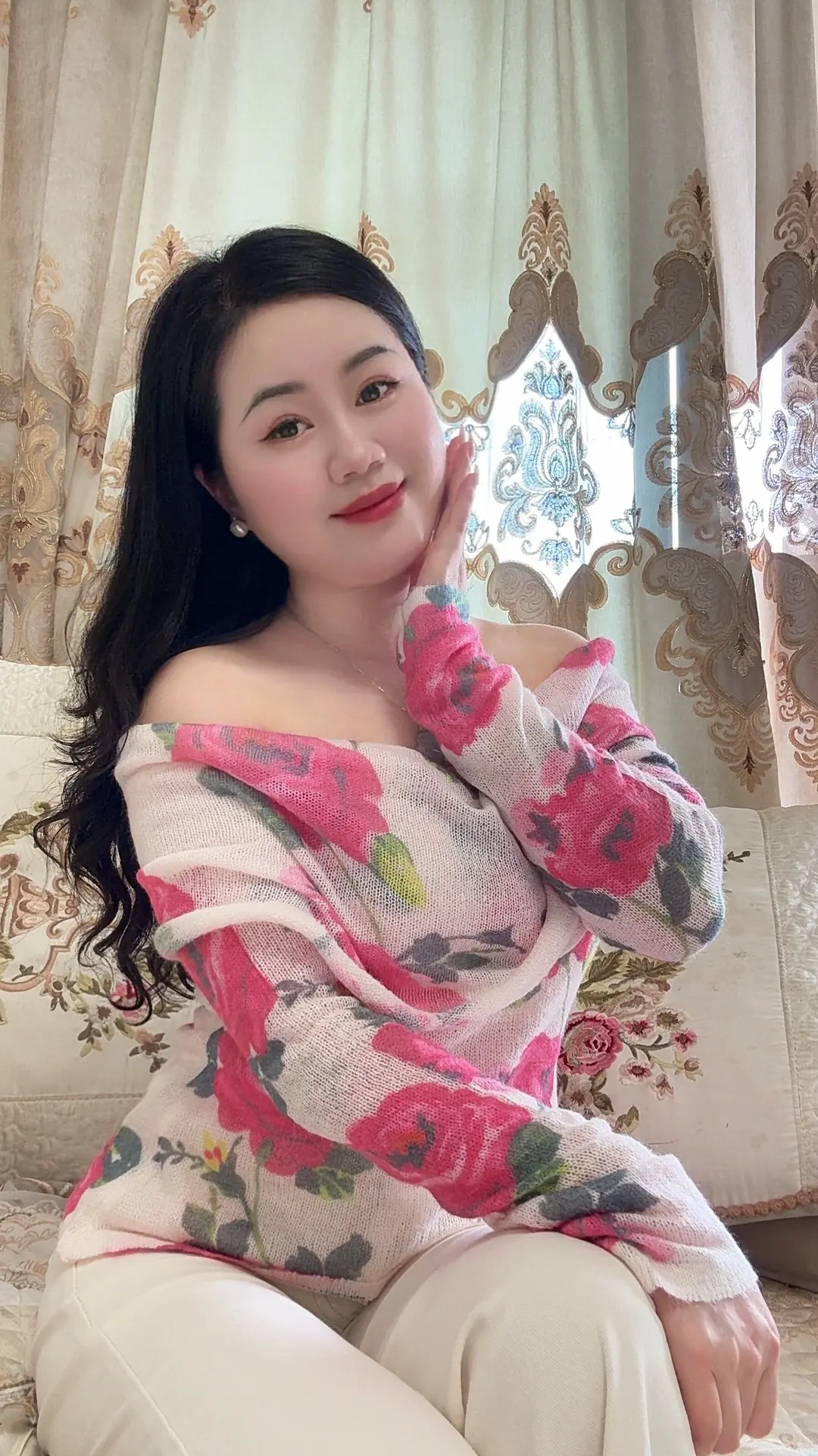风情不是刻意撩，是你嘴角扬起的那一抹轻挑。