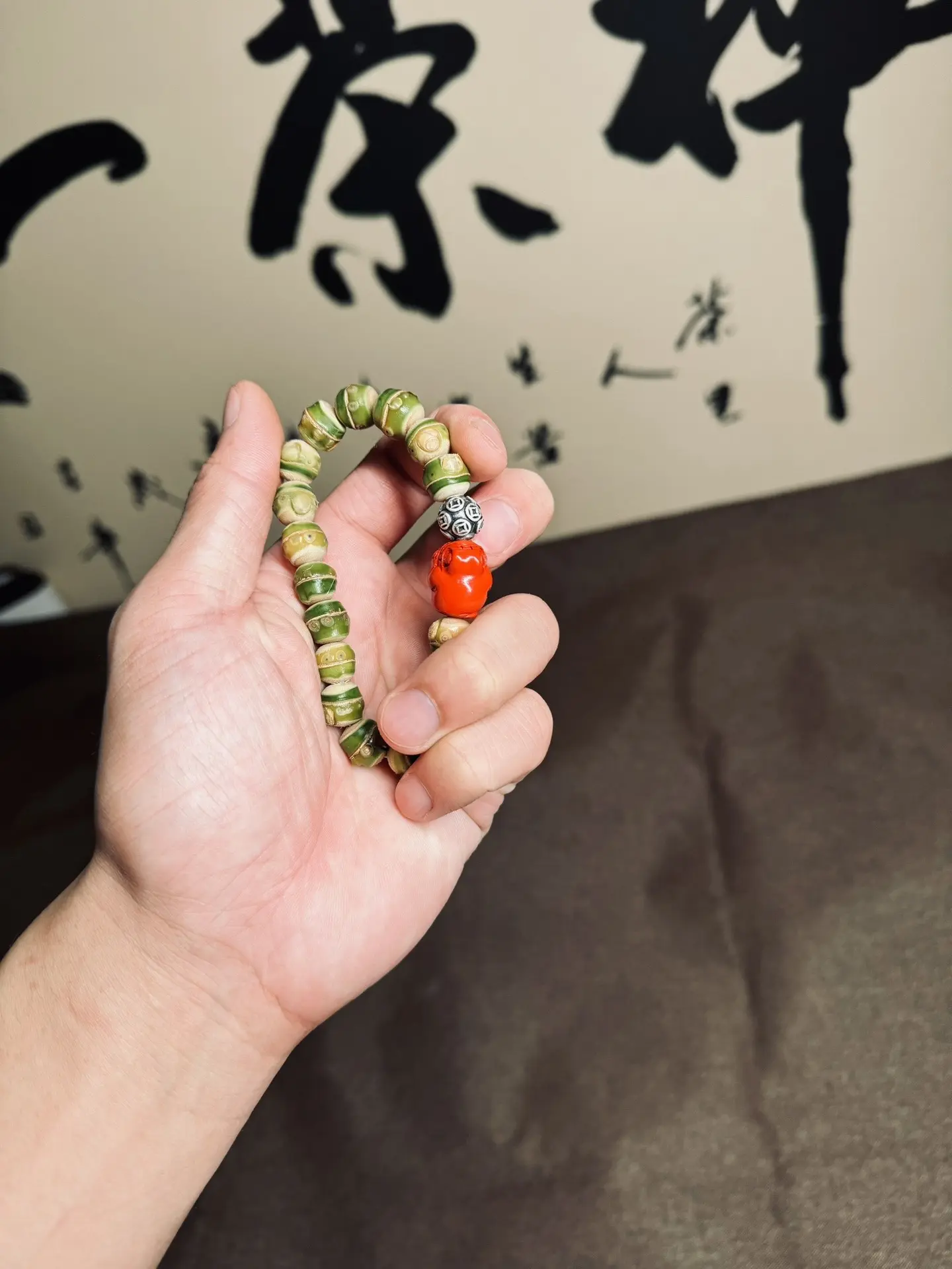 藤云。小时候记着时间总是好长 ，可长大啦一天比一天快 一