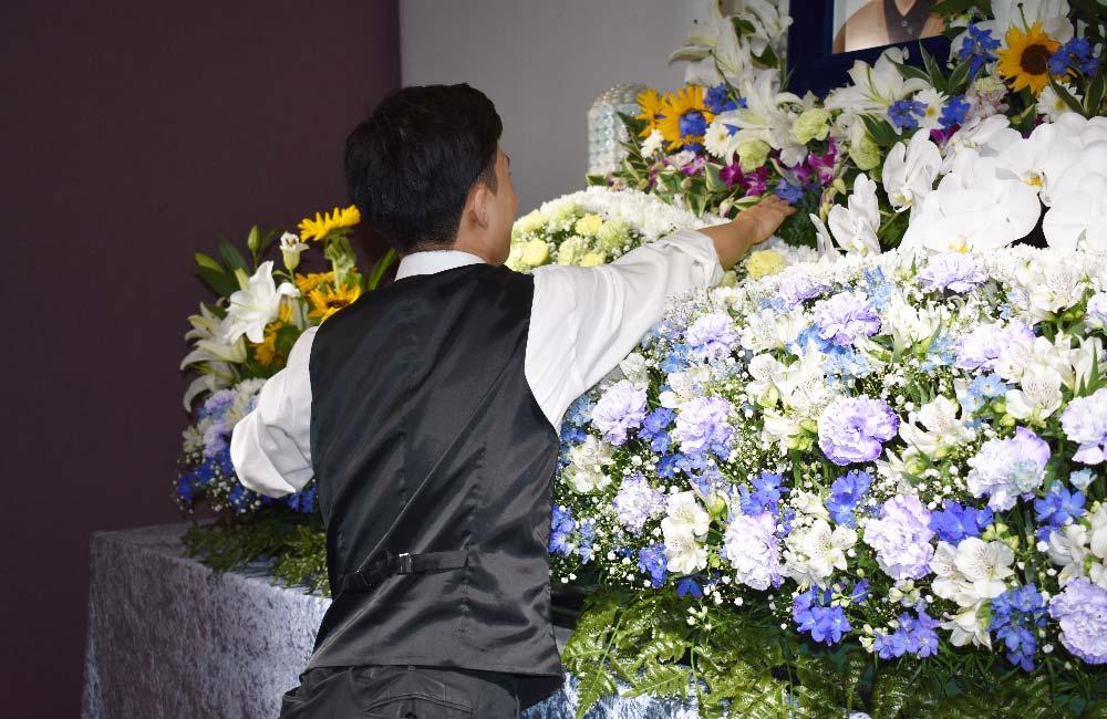 天价墓地的商业逻辑，从2024年开始彻底失灵。
越来越多消费者拒绝为天价墓地买单