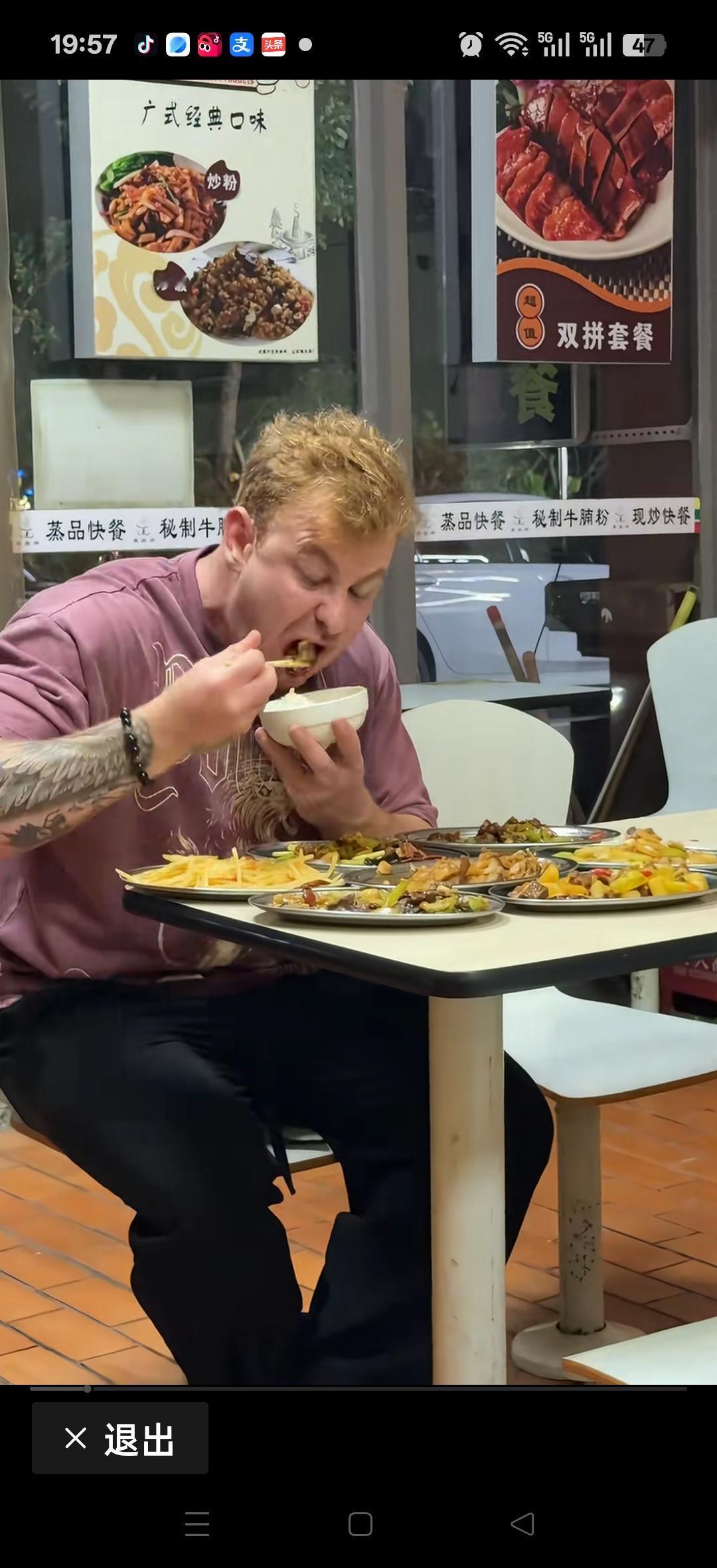 老外吃中国餐！网友说：我见过一个老外吃饭，就这样全程不抬头，不说话，掉桌子上的都