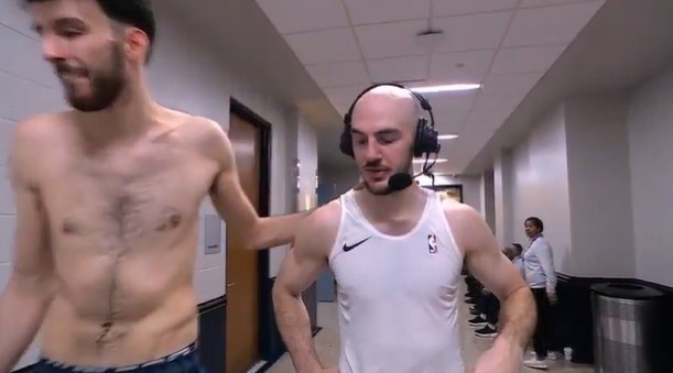 今天卡鲁索赛后接受采访时，光膀子的切特从镜头中走过。巴克利调侃到切特：“告诉切特