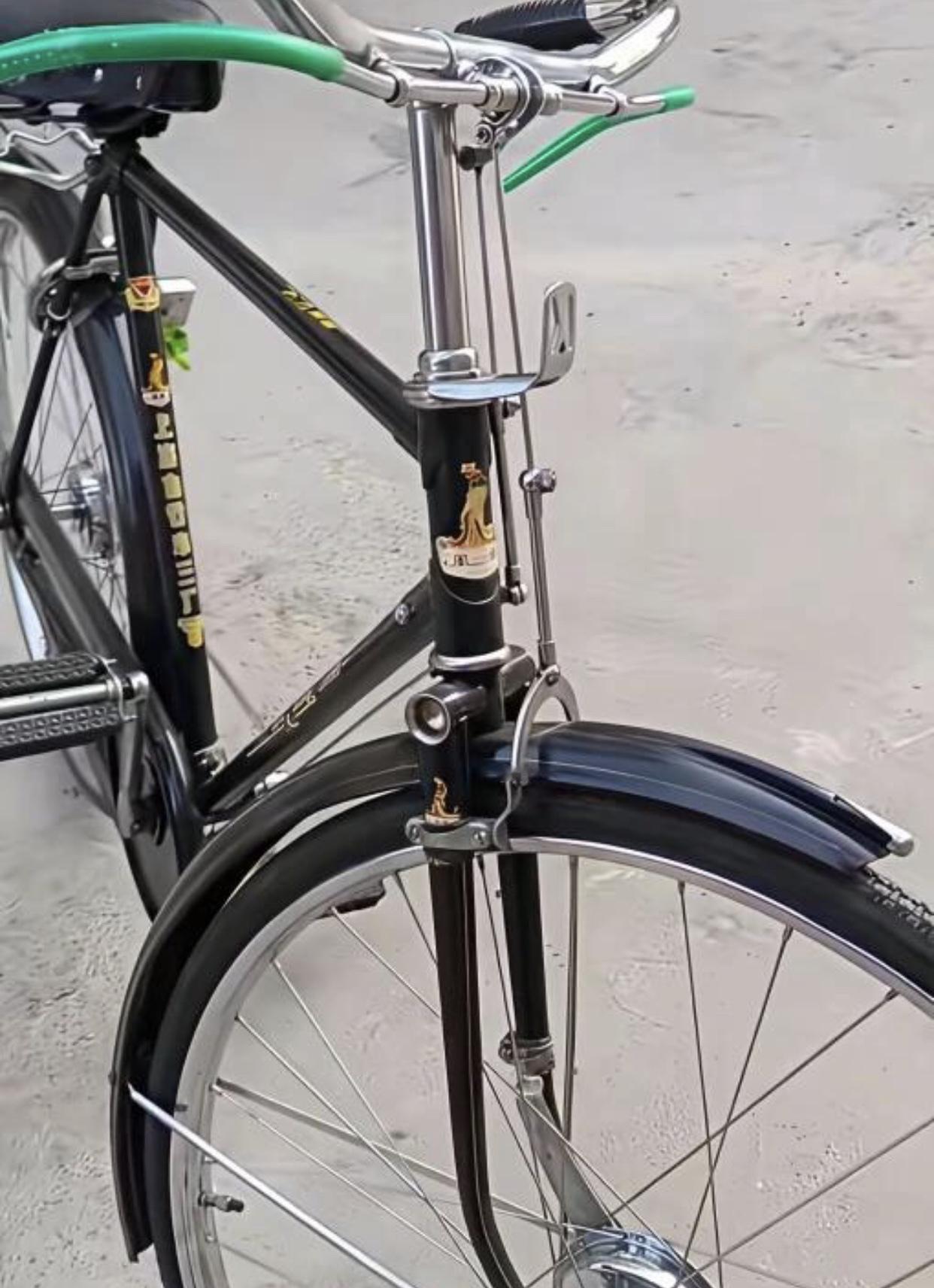 这种28大杠成古董了！
五六十年代的自行车，就是上海凤凰，永久，天津飞鸽，还有广